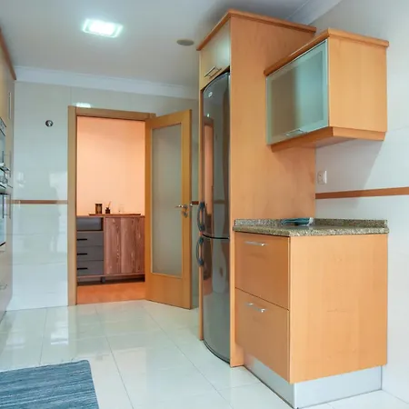 Modern 2-bedroom Flat In Odivelas *